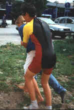 Andrs føre Luise til springvandet