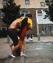 Andrs skal til at smide Simon L i