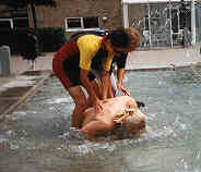 Andrés og Kasper er ved at drukne Simon L