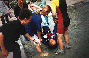 Lucy dyppes i springvandet