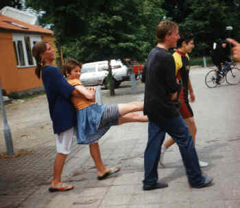 Marlene bæres til springvandet