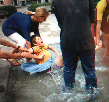 Marlene på vej i springvandet