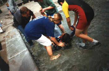 Lucy ligger i springvandet